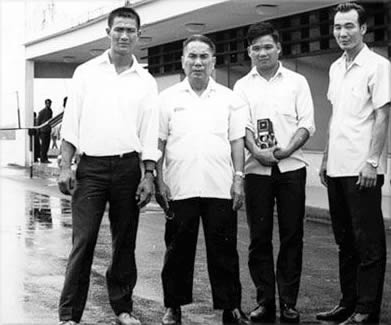 Jie Kon Sieuw with friends and Lee Sai Keung