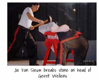 Jie Kon Sieuw breaks stone on head of Gerrit Wellens